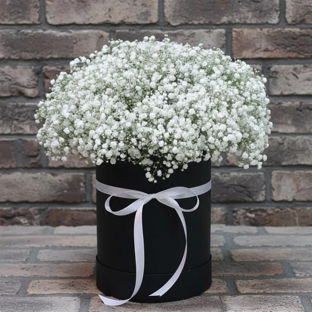 Цветочная композиция из Гипсофила в шляпной коробке в Обояни