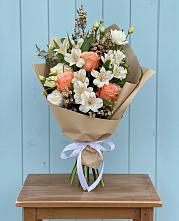 Букет цветов из:  Альстромерии, Лизиантусы, Розы и Хризантемы в Обояни