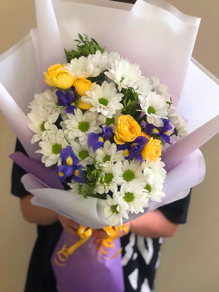 Букет цветов из: Ирисы, Хризантемы и Розы в Обояни