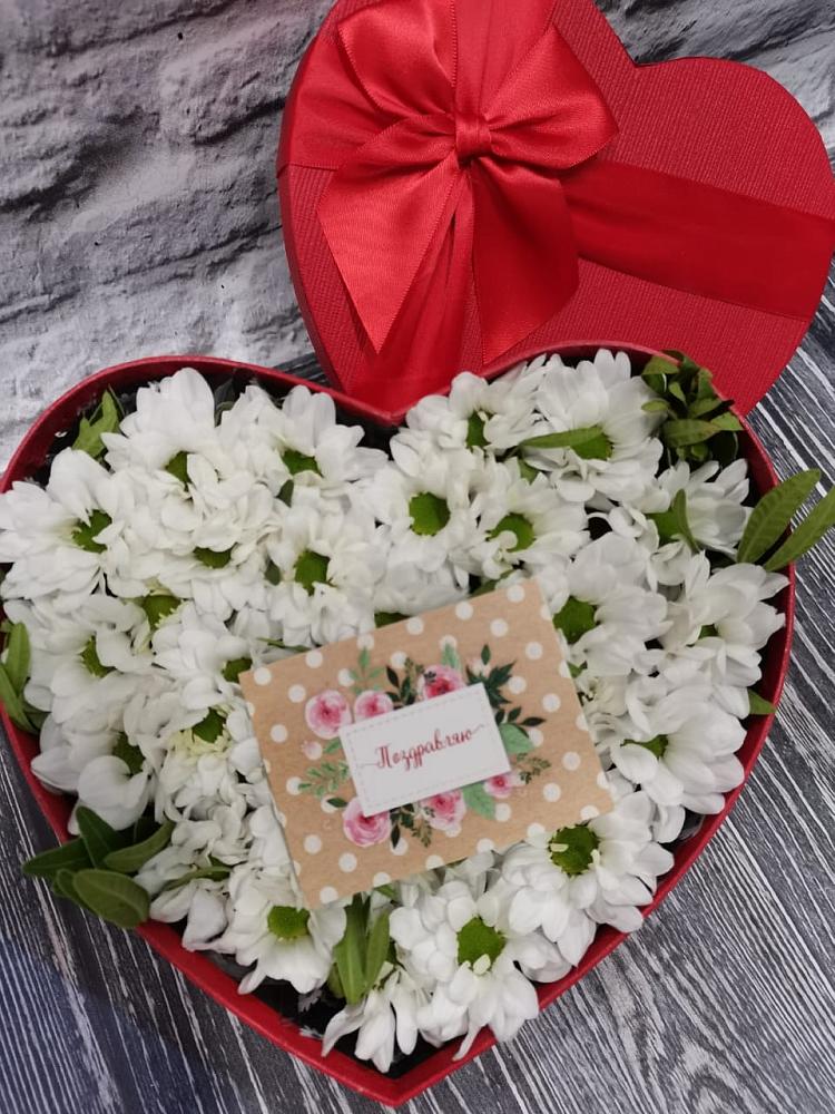 Цветочная композиция из Хризантемы в виде сердца в Обояни