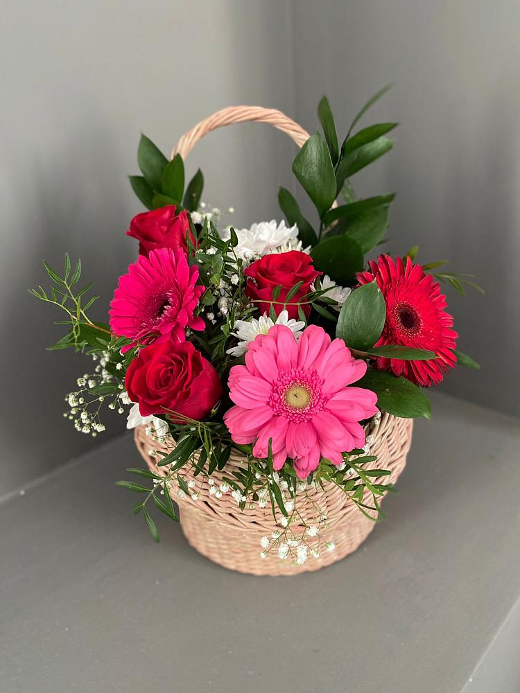 Цветочная композиция из Розы, Хризантемы и Герберы в корзине в Обояни