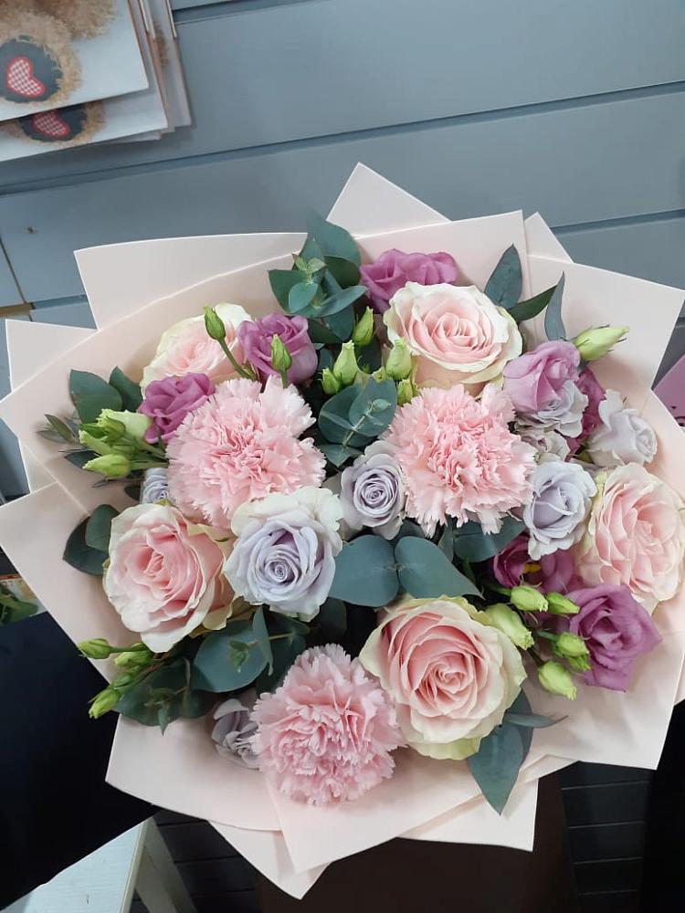 Букет цветов из: Розы, Гвоздики и Лизиантусы в Обояни