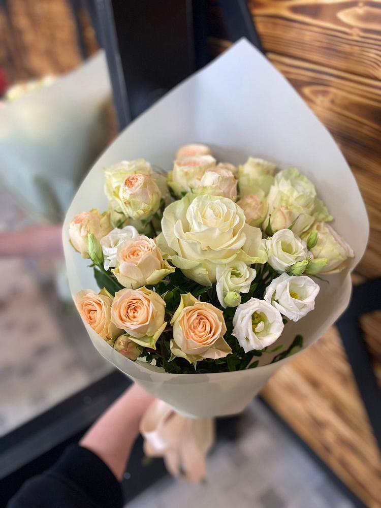 Букет цветов из: Розы и Лизиантусы в Обояни